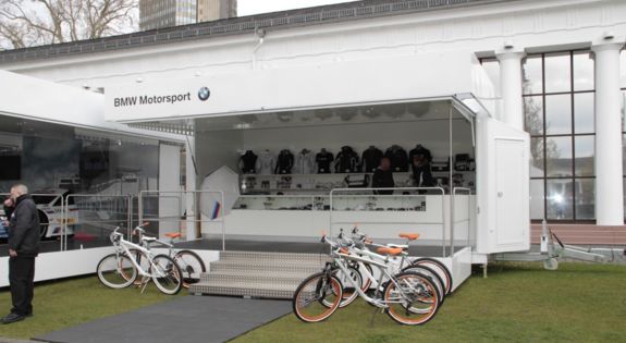 Der Promotionanhänger der "Bmw Fan-Shop" ist für Messen, Roadshows und Kundenpräsentationen einsetzbar.