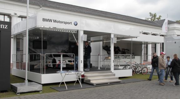 Der Promotionanhänger der "Bmw Pit-Stop" ist für Messen, Roadshows und Kundenpräsentationen einsetzbar.