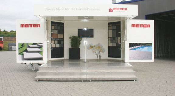 Der Promotionanhänger von "Metten Stein + Design" ist für Messen, Roadshows und Kundenpräsentationen einsetzbar.