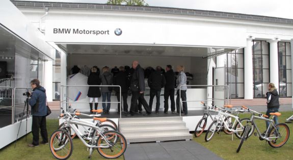 Der Promotionanhänger der "Bmw Fan-Shop" ist für Messen, Roadshows und Kundenpräsentationen einsetzbar.