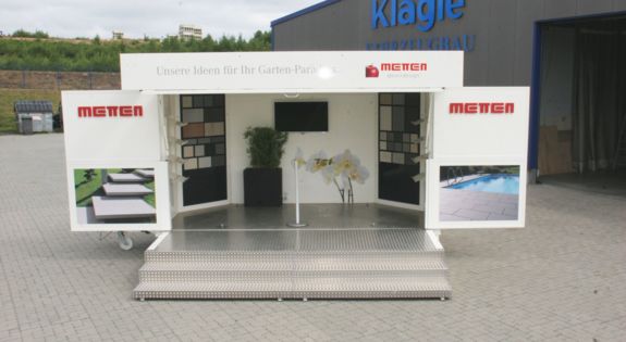 Der Promotionanhänger von "Metten Stein + Design" ist für Messen, Roadshows und Kundenpräsentationen einsetzbar.