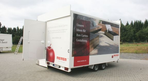 Der Promotionanhänger von "Metten Stein + Design" ist für Messen, Roadshows und Kundenpräsentationen einsetzbar.