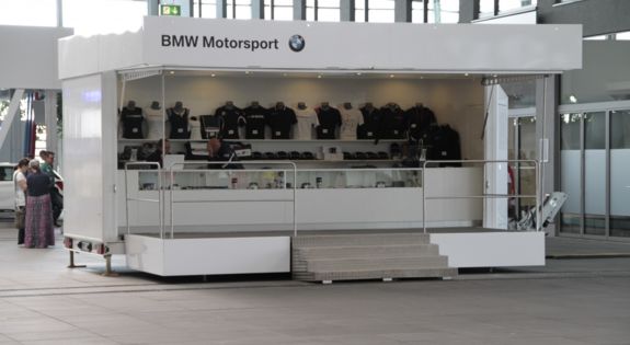 Der Promotionanhänger der "Bmw Fan-Shop" ist für Messen, Roadshows und Kundenpräsentationen einsetzbar.