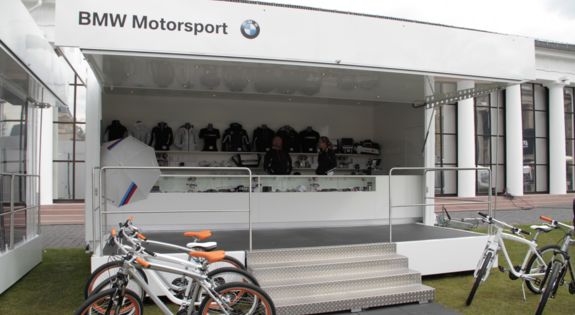 Der Promotionanhänger der "Bmw Fan-Shop" ist für Messen, Roadshows und Kundenpräsentationen einsetzbar.