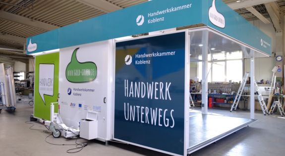 Der Promotionanhänger von "HWK Koblenz" ist für Messen, Roadshows und Kundenpräsentationen einsetzbar.