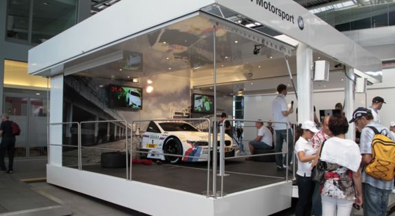 Der Promotionanhänger der "Bmw Pit-Stop" ist für Messen, Roadshows und Kundenpräsentationen einsetzbar.